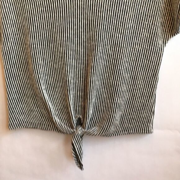 CAUTION TO THE WIND TIE FRONT CROP TOP - Picture 3 of 6